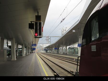 Vienna - Train station - Platform-stock-foto