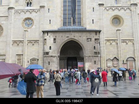 Vienna - Stephans Dom - Tourists-stock-foto