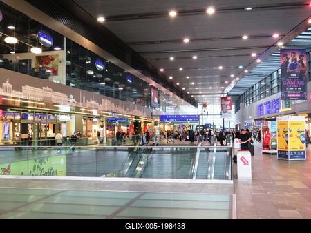 Vienna - Main railway yard Hall - Austria-stock-foto
