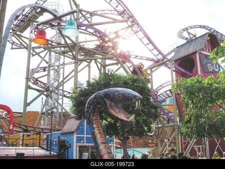 The serpentine roller coaster in Vienna's Prater amusement park-stock-foto