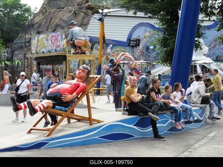 People and puppets in the Prater amusement park in Vienna-stock-foto