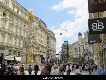 Vienna - People walking and watching in the Graben-stock-foto