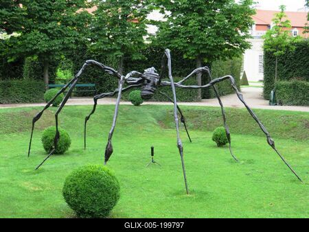 Spider statue - Vienna - Belvedere Palace coutyard-stock-foto