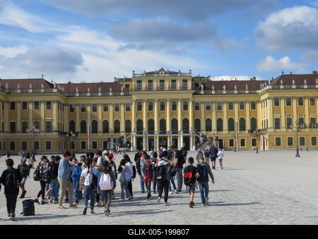 Schönbrunn Castle with visiting schoolchildren - Vienna-stock-foto