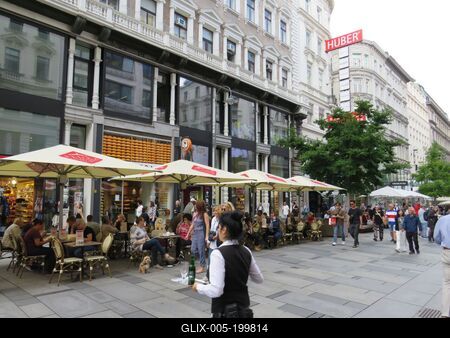 Cafe and traffic on Kärntner Straße - Vienna-stock-foto