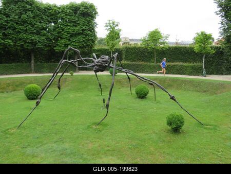 Spider statue - VIenna - Belvedere palace courtyard-stock-foto