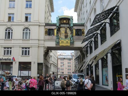 Tourists at the Ancker Clock (Ankeruhr) on the Hoher Markt square - Vienna-stock-foto