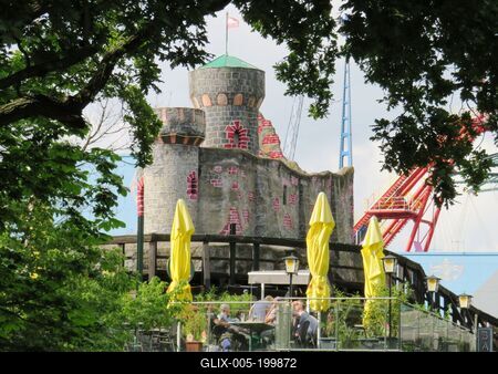 Restaurant at the foot of the enchanted castle in the Prater amusement park - Vienna-stock-foto