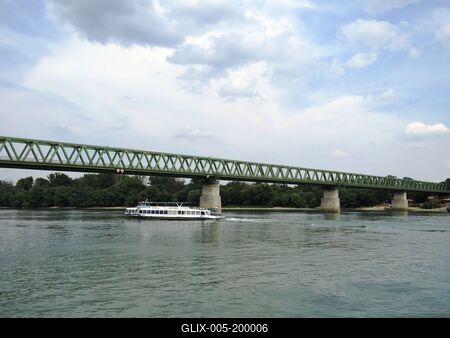 Budapest - Nnorthern railway connecting bridge - Danube-stock-foto