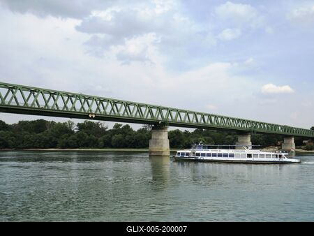 Budapest - Northern railway connecting bridge - Danube-stock-foto