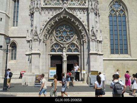 Tourists in front of the entrance to the Matthias Church - Budapest-stock-foto