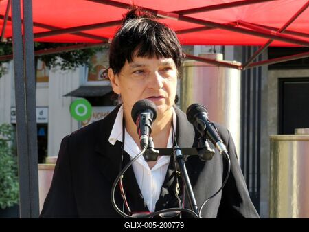 Eszter Fórizs representative of Community of Responsible and Creative Hungarians - udapest Peace demonstration-stock-foto