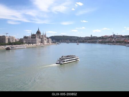 Cruise ship on the Danube near Budapest-stock-foto