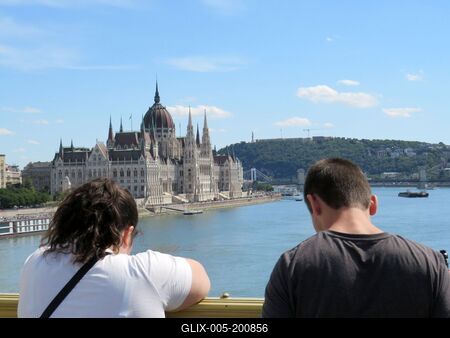 Budapest view - Danube - Parliament - Gellért Hill - Tourists-stock-foto