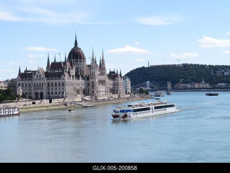 Budapest - Tourist boat on the Danube in front of the Parliament-stock-foto