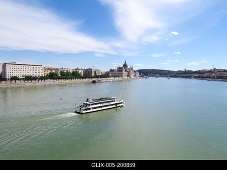 Cruise ship on the Danube near Budapest-stock-foto