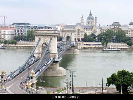 The rebuilt Chain Bridg over the River Danube - Budapest-stock-foto