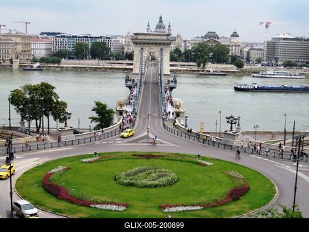 The rebuilt Chain Bridge over the river Danube - Budapest-stock-foto