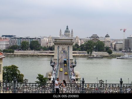 The rebuilt Chain Bridge over the river Danube - Budapest-stock-foto