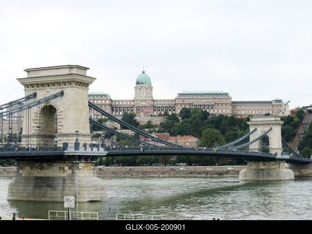 The rebuilt Chain Bridge over the river Danube - Budapest-stock-foto