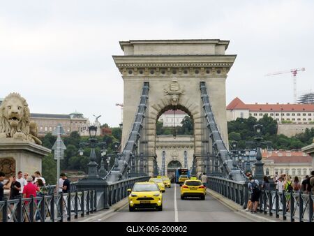 The rebuilt Chain Bridge over the river Danube - Budapest-stock-foto