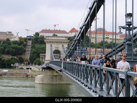 Tourists on the rebuilt Chain Bridge - Budapest - River Danube-stock-foto