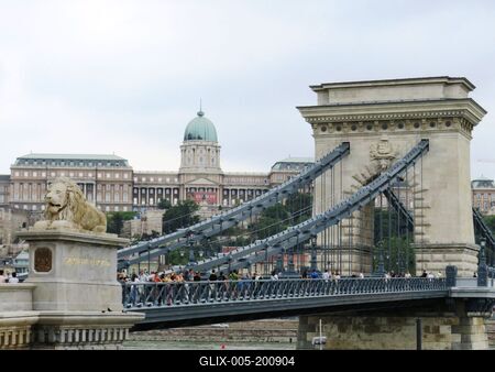 The rebuilt Chain Bridge over the river Danube - Budapest-stock-foto