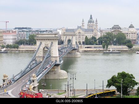 The rebuilt Chain Bridge over the river Danube - Budapest-stock-foto