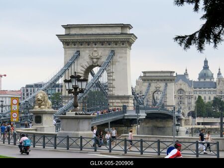 The rebuilt Chain Bridge over the river D anube - Budapest-stock-foto