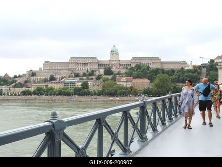 Tourists on the rebuilt Chain Bridge - Castle of Buda - Budapest-stock-foto