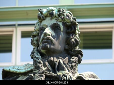 Statue of the great Hungarian poet Mihály Vitéz Csokonai  - Debrecen-stock-foto