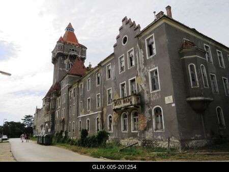 Hajmáskér - Abandoned Artillery Barracks - Hungary - Military-stock-foto