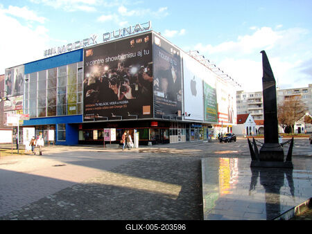 Dunaszerdahely - Slovakia - Store and 1848 monument-stock-foto