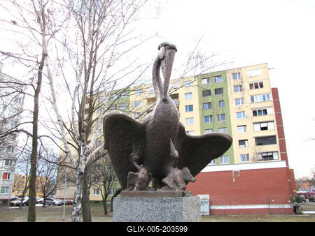 Pelican statue - Renewal - Slovakia - Dunaszerdahely-stock-foto