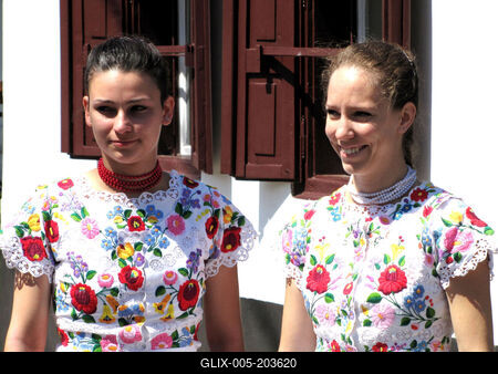 Girls dressed in embroidered folk costumes in Mezőkövesd - Hungary-stock-foto