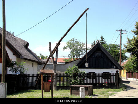 Gémes well between the Hadasi houses - Mzőkövesd - Hungary-stock-foto