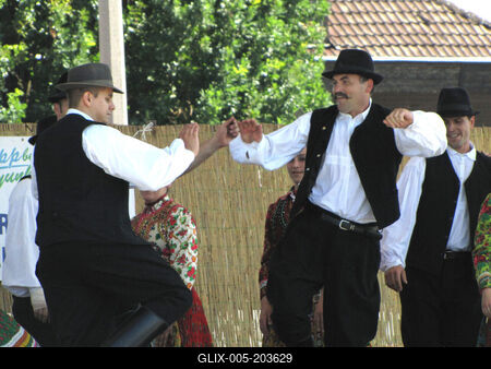 Hungarian folk dance Mezőkövesd.-stock-foto
