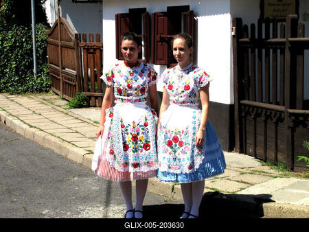 Girls dressed in embroidered folk costumes in Mezőkövesd -Hungary-stock-foto