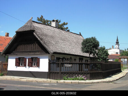 Mezőkövesd - Traditional House and Church-stock-foto