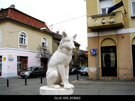 Wolf statue - Gyöngyös symbol - Hungary-stock-foto