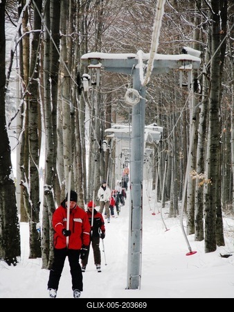 Skiers by lift at the Kékestető ski slope - Hungary-stock-foto