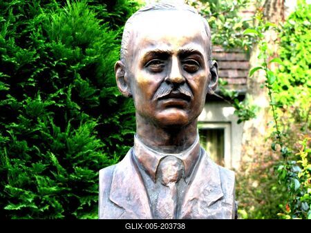 Bust of forest engineer Gyula Barthos - Nagykanizsa - Hungary-stock-foto