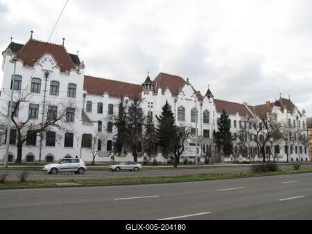 Budapest, 10 March 2016The T?nd?rpalota, renovated in 2016. Built in Art Nouveau style, in 1911 A former Elementary School and  Kindergarten actually hosting the Pedagogical Library of the Educational Research and Development Institute (OFI) and the Natural History Museum's Library.  A 2016-ban fel?j?tott T?nd?rpalota a f?v?ros IX. ker?leti K?nyves K?lm?n k?r?t 40. sz. alatt. A szecesszi?s st?lusban 1911-ben K?r?ssy Albert K?lm?n tervei szerint ?p?lt egykori Tisztvisel?telepi F?gimn?zium az Oktat?skutat? ?s Fejleszt? Int?zet (OFI) Pedag?giai K?nyvt?r?nak ?s a Magyar Term?szettudom?nyi M?zeum N?v?nyt?r?nak ad otthont.-stock-foto