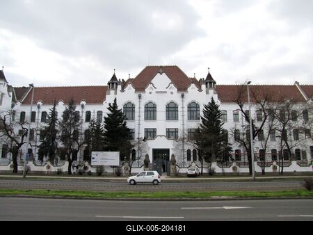 Budapest, 10 March 2016The T?nd?rpalota, renovated in 2016. Built in Art Nouveau style, in 1911 A former Elementary School and  Kindergarten actually hosting the Pedagogical Library of the Educational Research and Development Institute (OFI) and the Natural History Museum's Library.  A 2016-ban fel?j?tott T?nd?rpalota a f?v?ros IX. ker?leti K?nyves K?lm?n k?r?t 40. sz. alatt. A szecesszi?s st?lusban 1911-ben K?r?ssy Albert K?lm?n tervei szerint ?p?lt egykori Tisztvisel?telepi F?gimn?zium az Oktat?skutat? ?s Fejleszt? Int?zet (OFI) Pedag?giai K?nyvt?r?nak ?s a Magyar Term?szettudom?nyi M?zeum N?v?nyt?r?nak ad otthont.-stock-foto