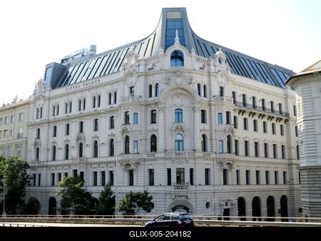 Budapest, 10 September 2017The Office building Eiffel Palace and the Overpass of Nyugati t?r.Az Eiffel Palace irodah?z a Bajcsy-Zhsilinszky ?ton. Alatta a Nyugati t?ri fel?lj?r?.-stock-foto