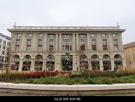 The Corvin Palace department store - Budapest-stock-foto