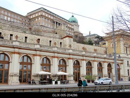 Cafe under the Buda castle palace and castle garden - Budapest-stock-foto