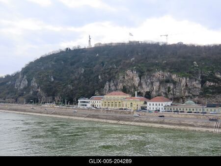 Rudas spa - Budapest - Gellért Hill - Danube-stock-foto
