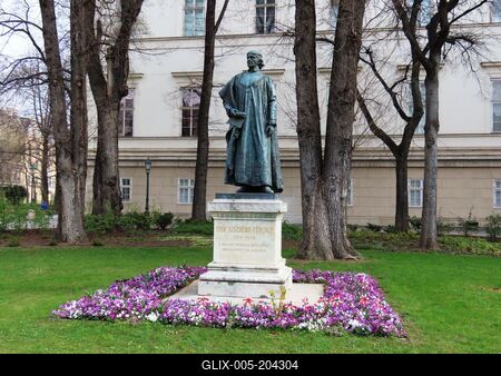 Statue of Count Széchenyi Ferenc - Museum garden - Budapest-stock-foto
