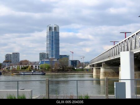 Mol Campus skyscraper - Budapest - Danube - Bridge-stock-foto